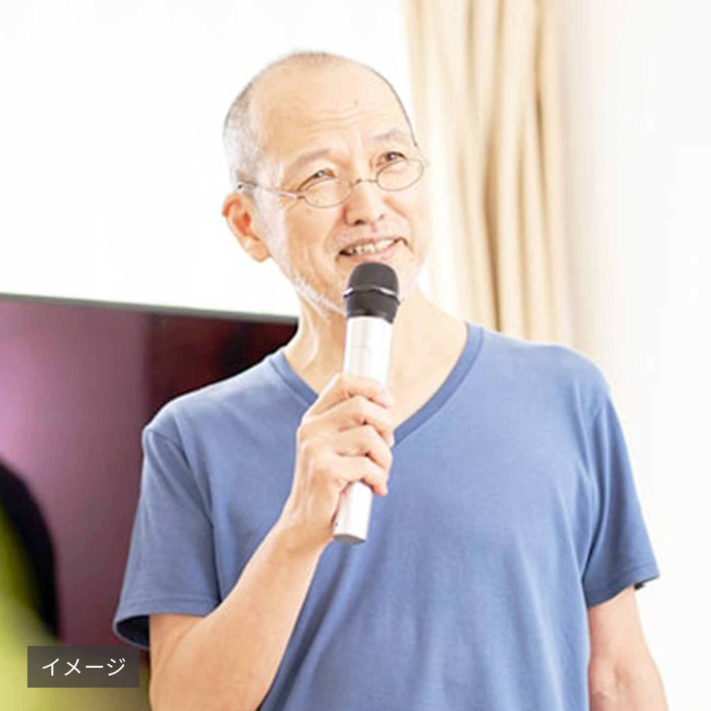 カラオケをする男性